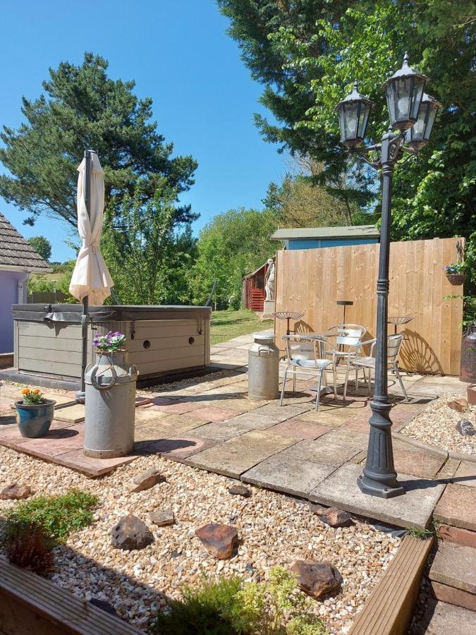 Отель Hot Tub Hideaway Hemyock Экстерьер фото