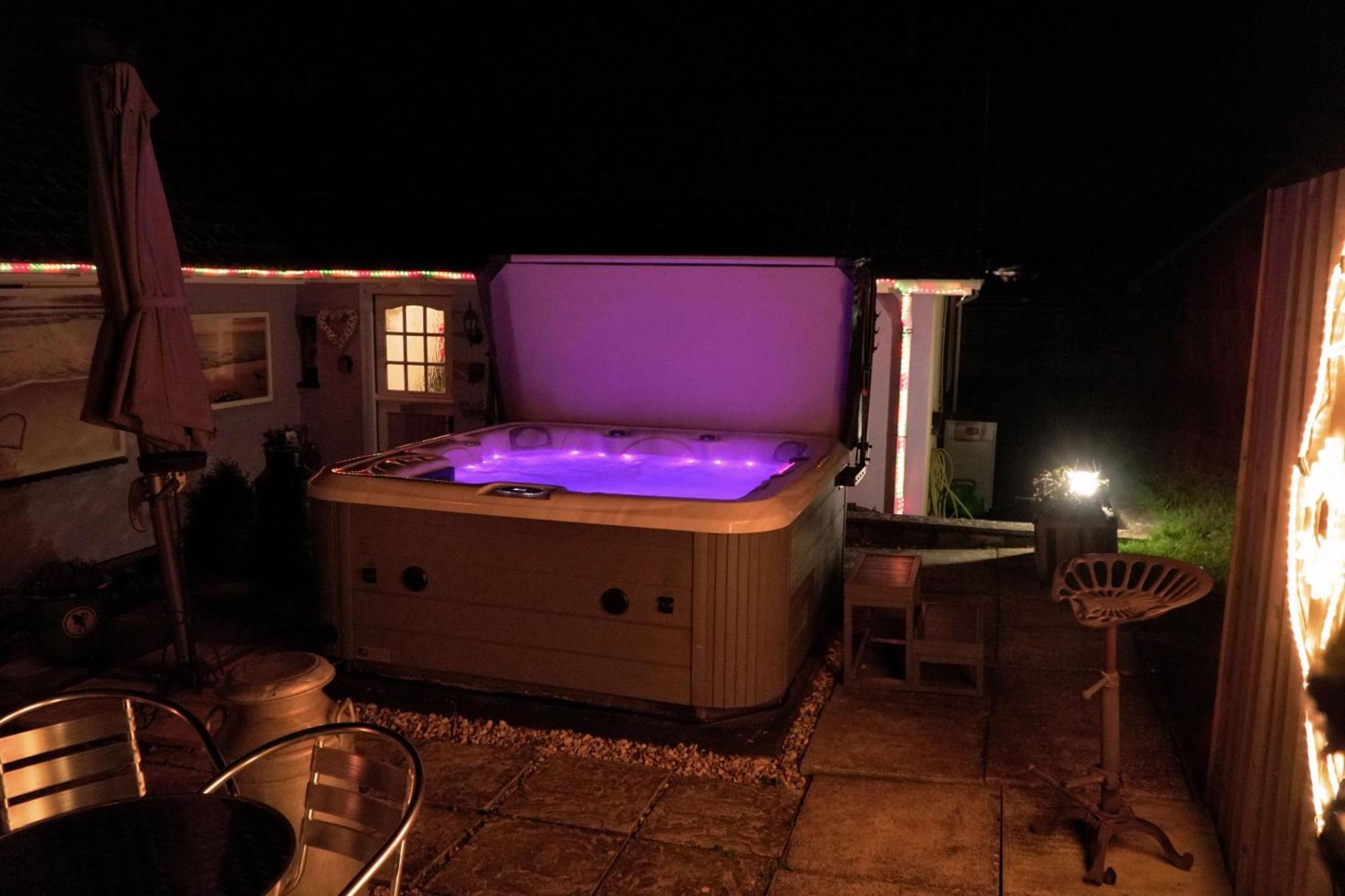 Отель Hot Tub Hideaway Hemyock Экстерьер фото