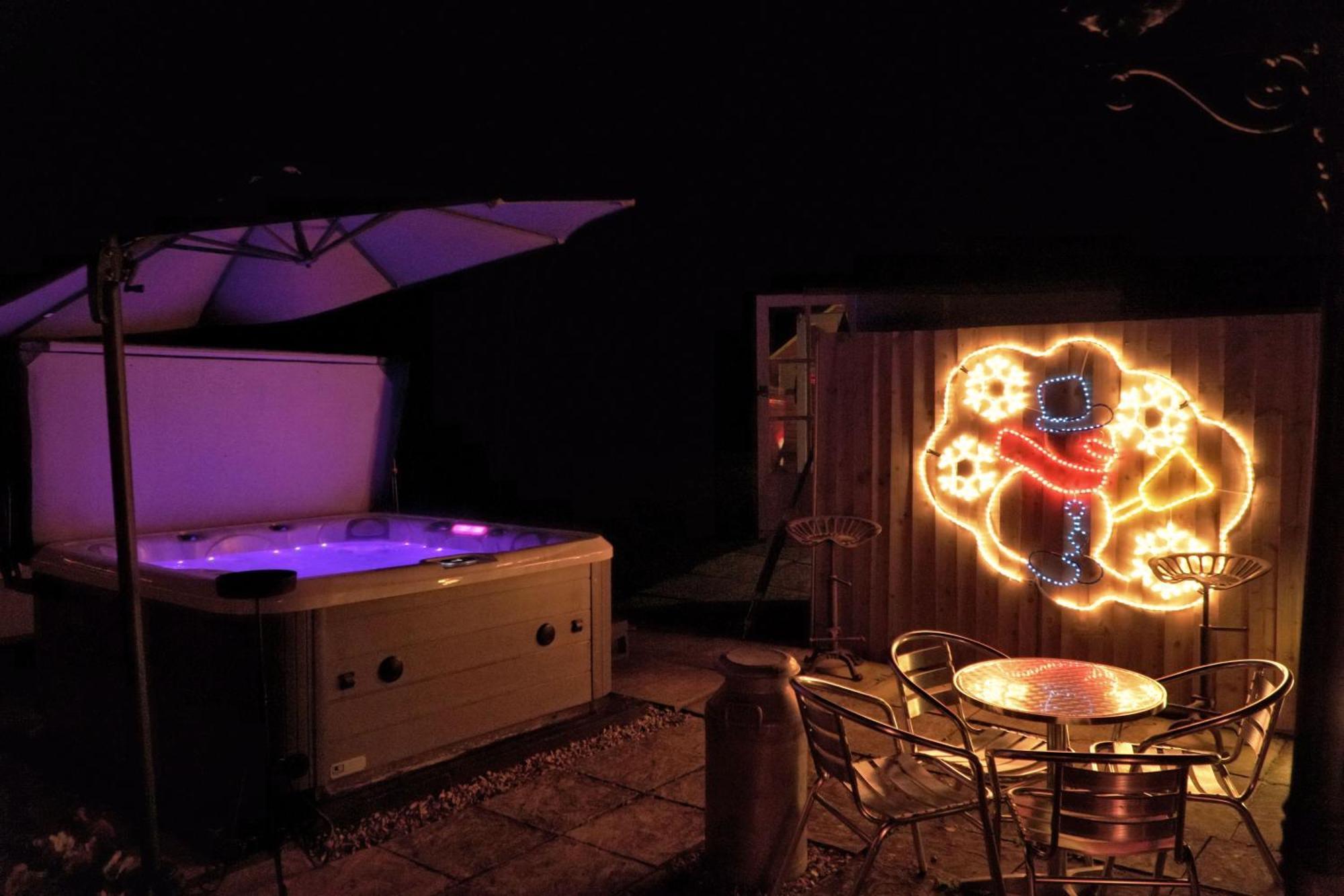 Отель Hot Tub Hideaway Hemyock Экстерьер фото
